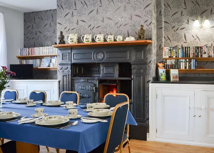 Holiday home Lyndale House